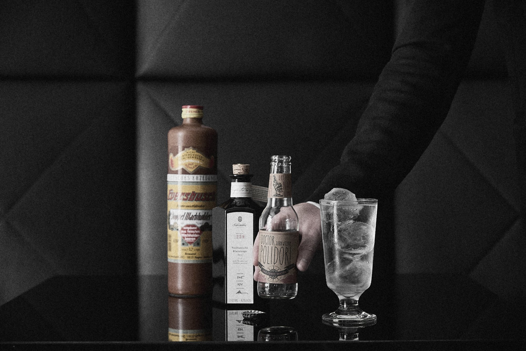 Backbar der Bar am Steinplatz mit Doppelwacholder statt Gin