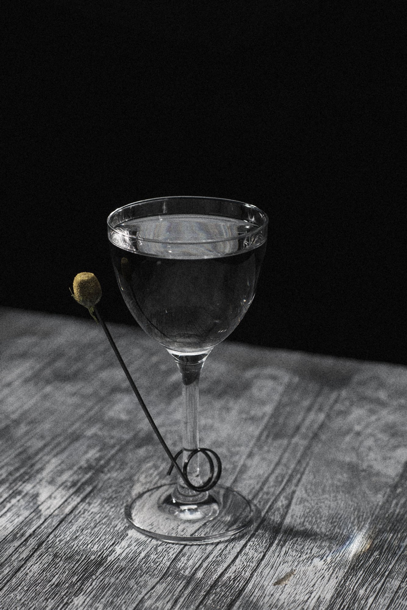 Klarer Drink mit Olive, Bar am Steinplatz